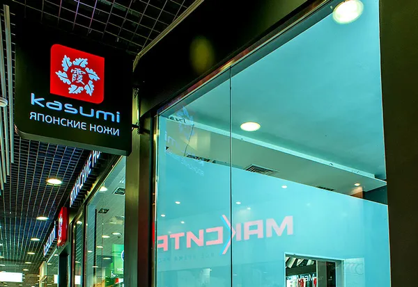 Двусторонняя световая консоль 'Kasumi' в интерьере торгового центра.