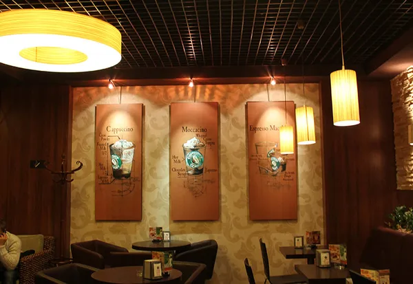 Интерьерные декоративные панно с кофейной тематикой в зале кофейни.