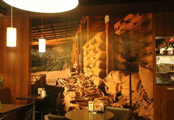 Широкоформатная интерьерная печать на стене с изображением склада кофе.