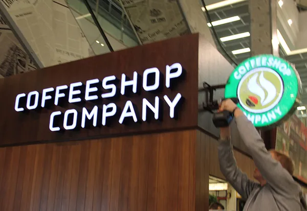 Монтаж световой вывески и консоли 'COFFEESHOP COMPANY' в интерьере.