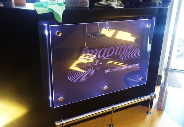 Интерьерная акриловая панель с логотипом 'imagine CLUB' и подсветкой.