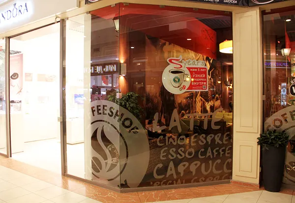 Декоративное оформление витрины кофейни 'COFFEESHOP COMPANY' пленкой.